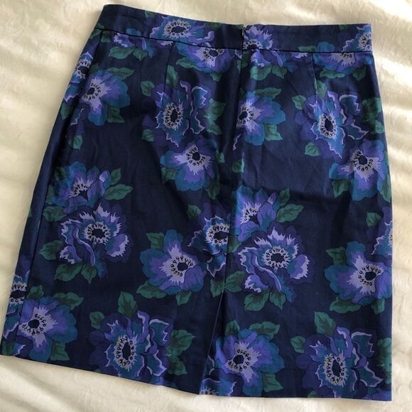 GAP Floral pencil skirt size 4. Gently Used - Picture 2 of 7